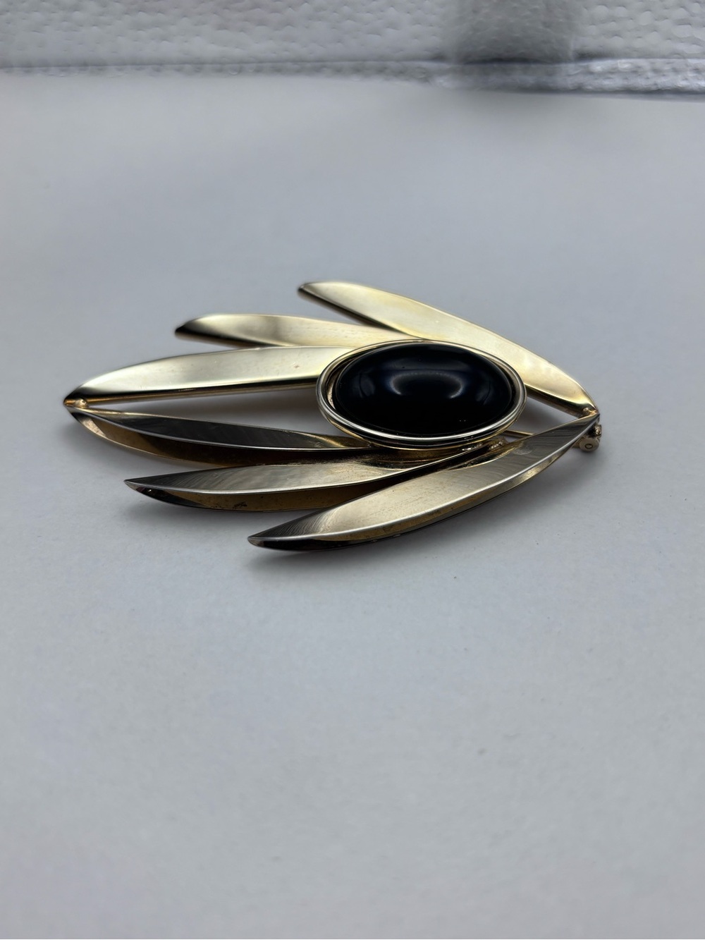 Vintage Large Gold Leaf Brooch Black Cabochon - Picture 6 of 10